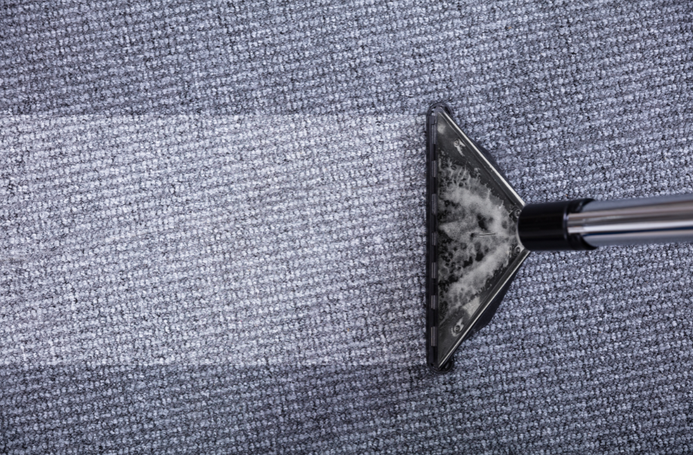Nettoyeur en action sur une grande moquette de bureau avec des mouvements méthodiques – Île-de-France