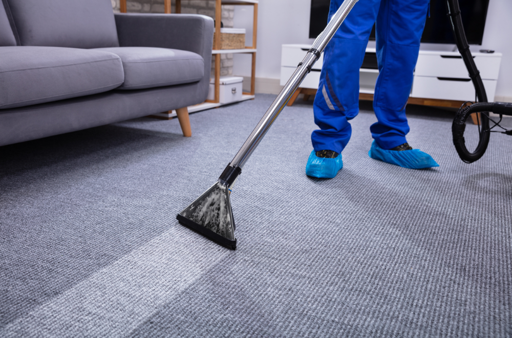 Travail de précision sur une moquette de couloir réalisé par un expert du nettoyage textile – Île-de-France
